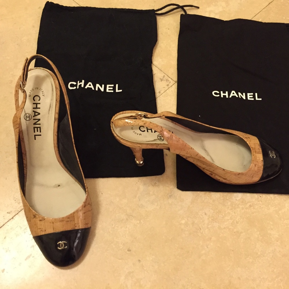 PREOWNED AUTHENTIC CORK & BLACK PATENT LEATHER CHANEL SLING BACKS (38.5) $350